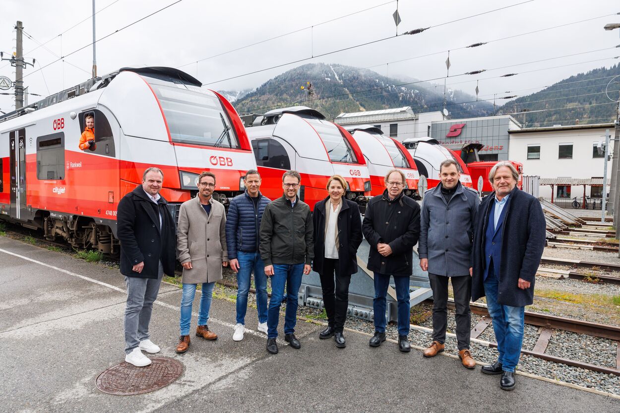 Neue S-Bahn-Garnituren im Namen der Vorarlberger Regionen, Städte und Gemeinden unterwegs